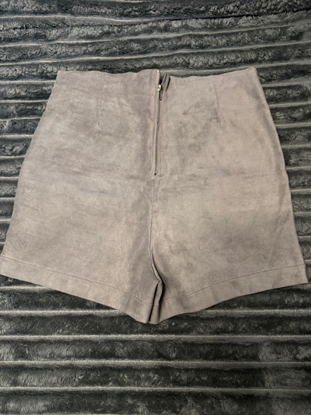 Have High-Waist Suede-Look Shorts in Light Gray